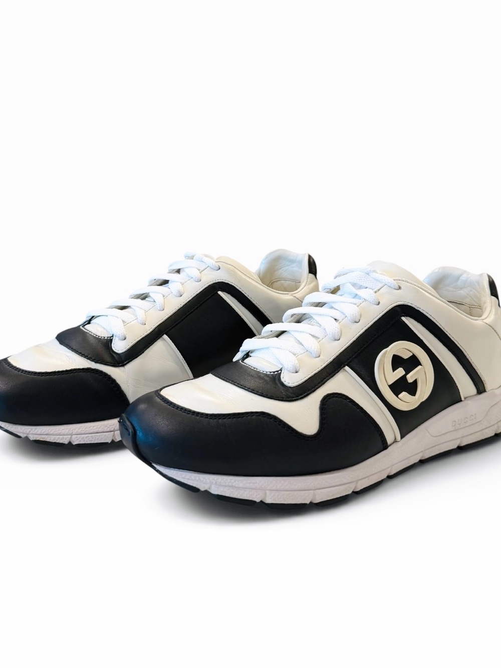 Gucci Men’s Black & White Leather interlocking Logo Runner Sneakers - Picture 11 of 12